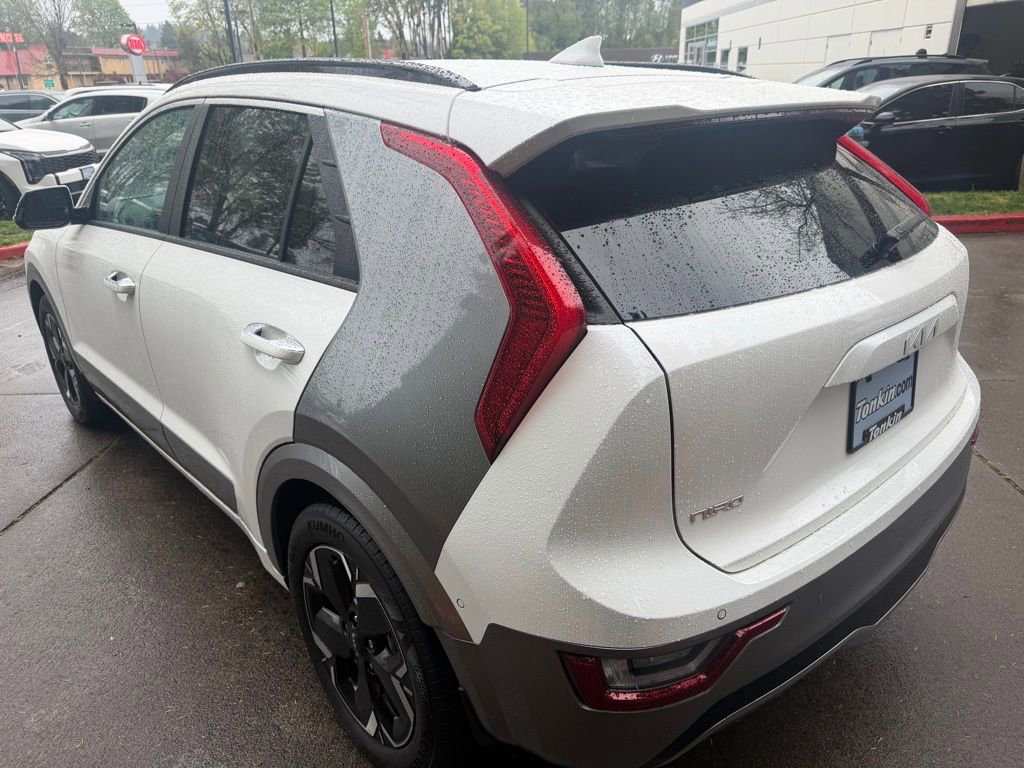 Used 2023 Kia Niro Wave w/ Wave Preserve Package FWD image 6