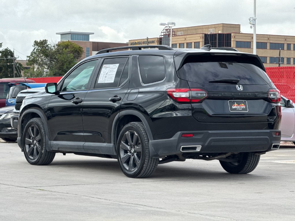 Used 2025 Honda Pilot Sport image 4