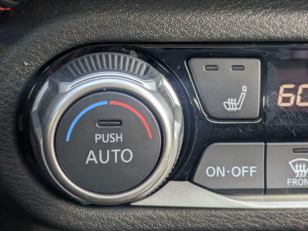 Used 2025 Nissan Versa SR FWD image 21