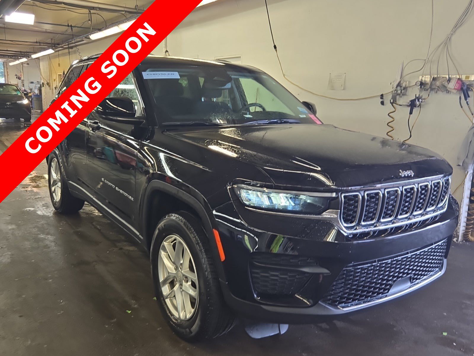Used 2023 Jeep Grand Cherokee Laredo AWD/4WD image 3