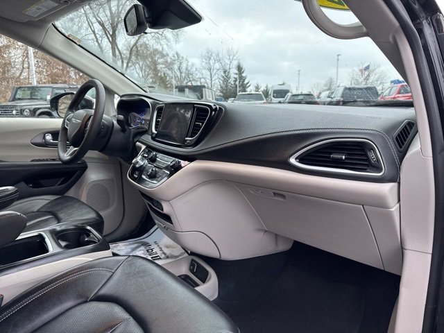 Used 2024 Chrysler Pacifica Select image 27