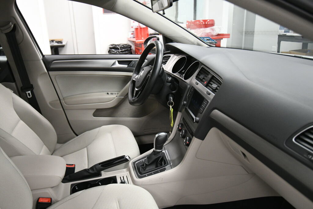 Used 2017 Volkswagen Golf S image 28