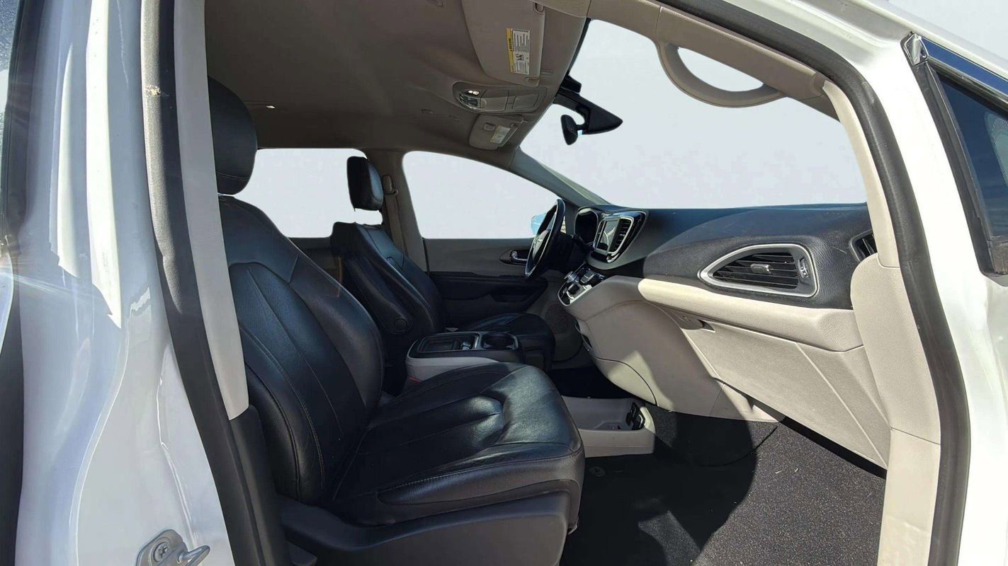 Used 2020 Chrysler Pacifica Touring-L image 15