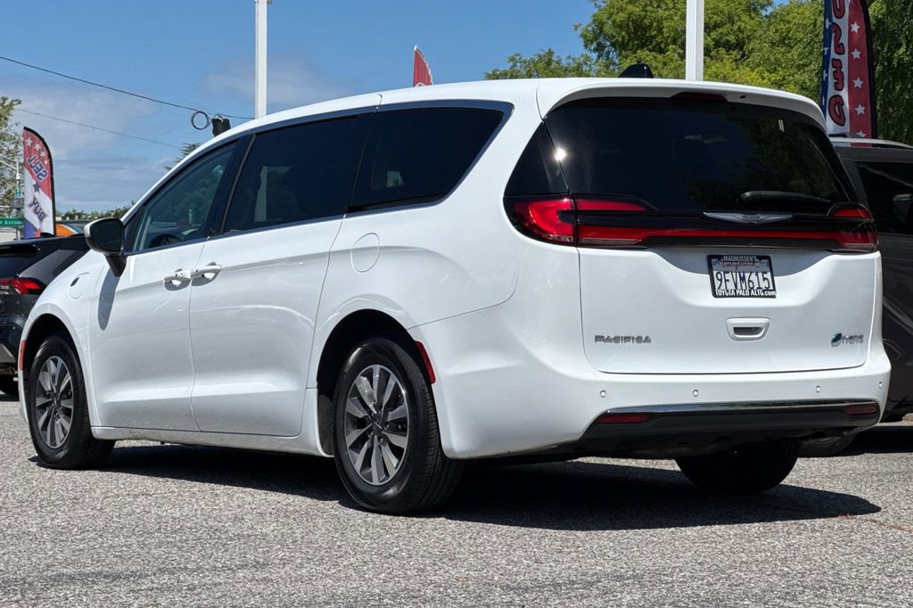 Used 2023 Chrysler Pacifica Touring-L image 5