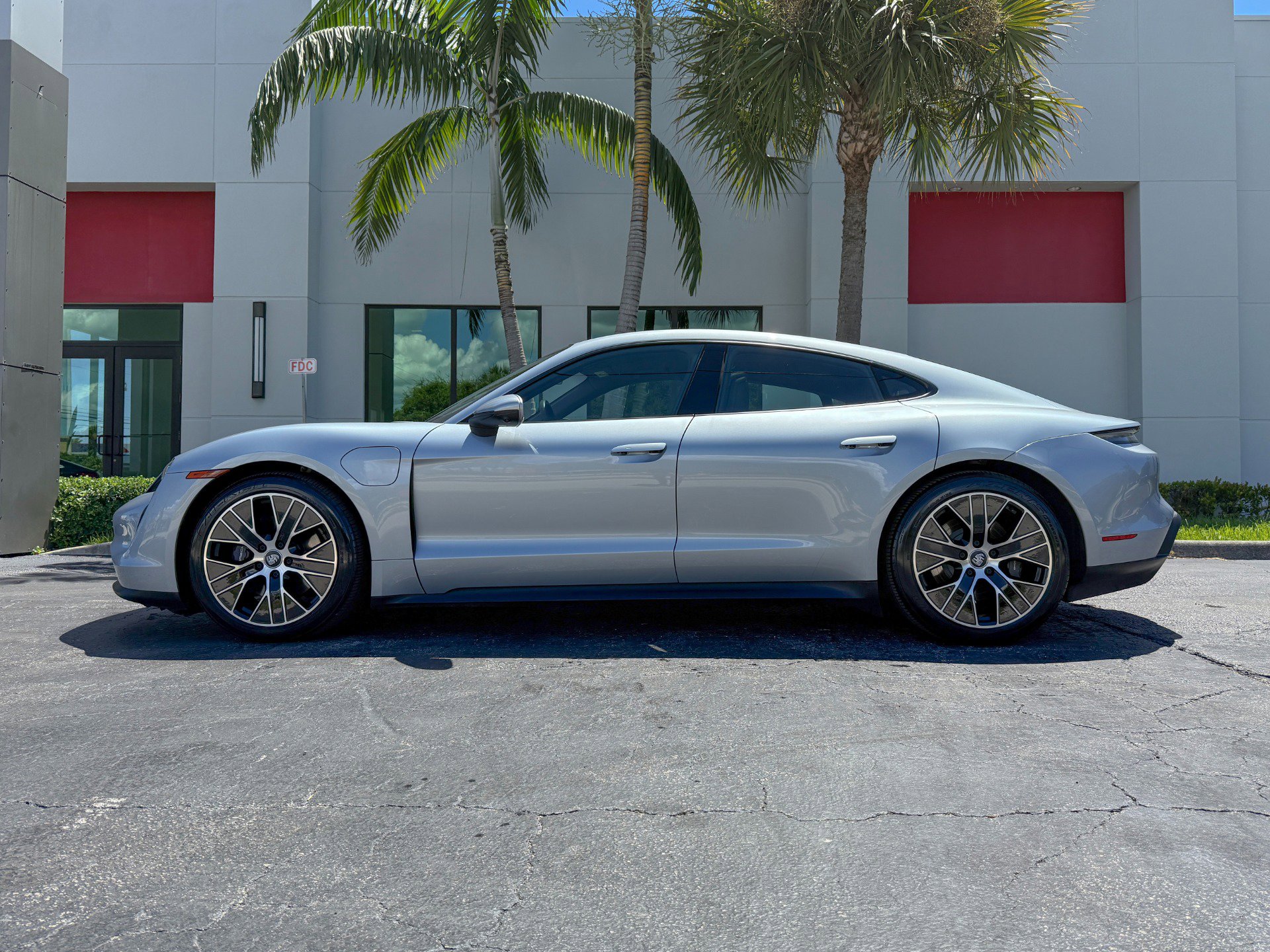 Used 2022 Porsche Taycan image 13