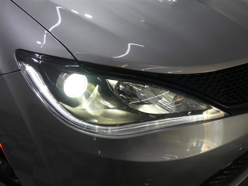 Used 2018 Chrysler Pacifica Limited w/ Advanced Safetytec Group FWD image 13