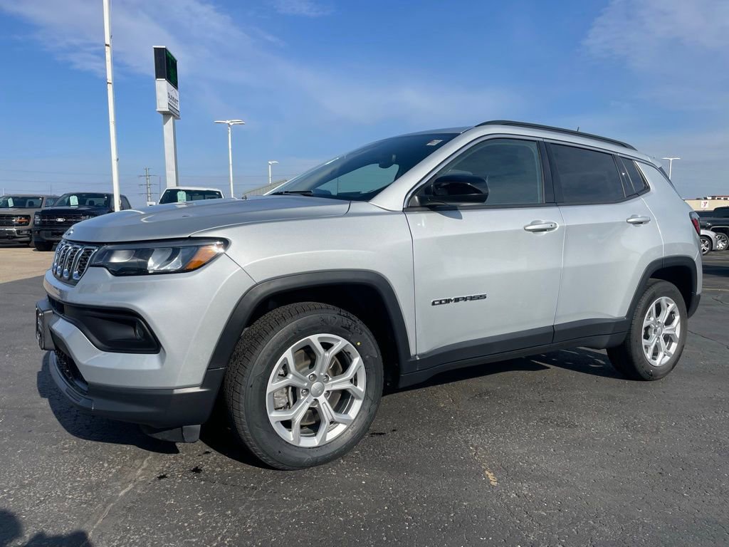 Used 2024 Jeep Compass Latitude AWD/4WD image 6
