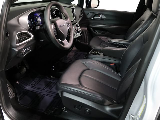 Used 2026 Chrysler Pacifica Select FWD image 13