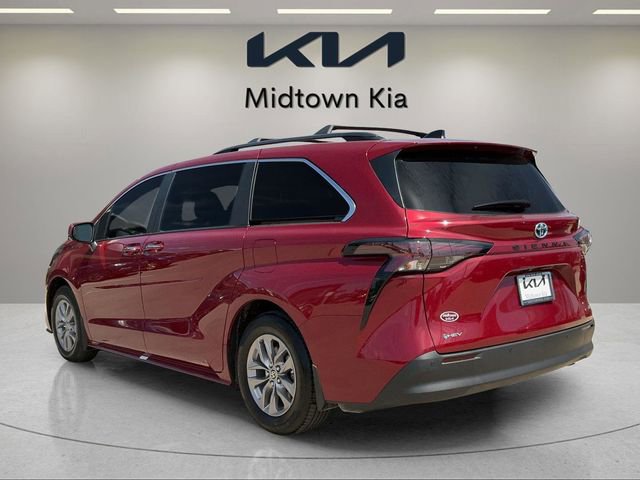 Used 2025 Toyota Sienna XLE FWD image 5