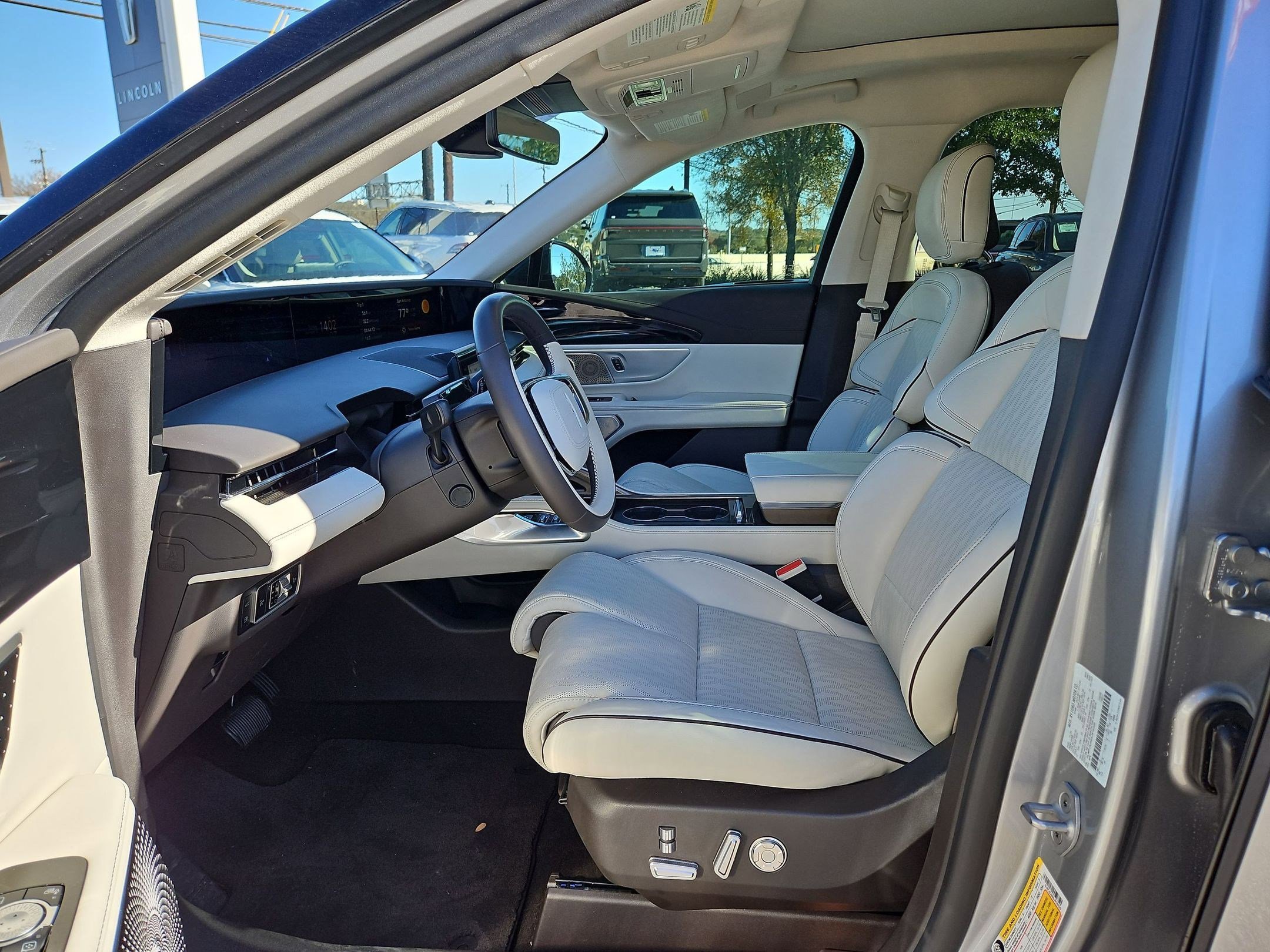 Used 2025 Lincoln Nautilus Black Label image 16