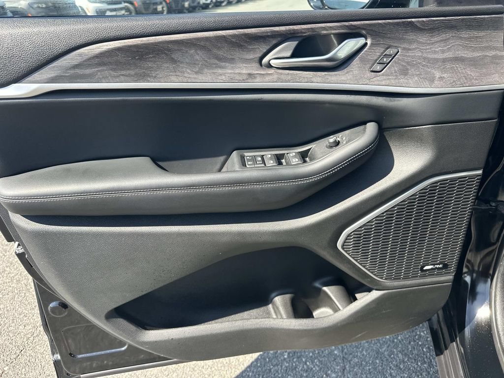 Used 2023 Jeep Grand Cherokee Limited AWD/4WD image 19