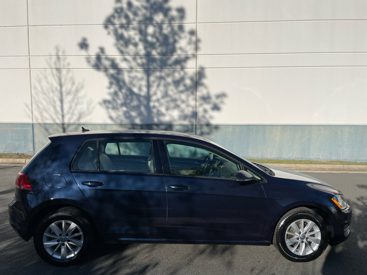 Used 2015 Volkswagen Golf S image 9