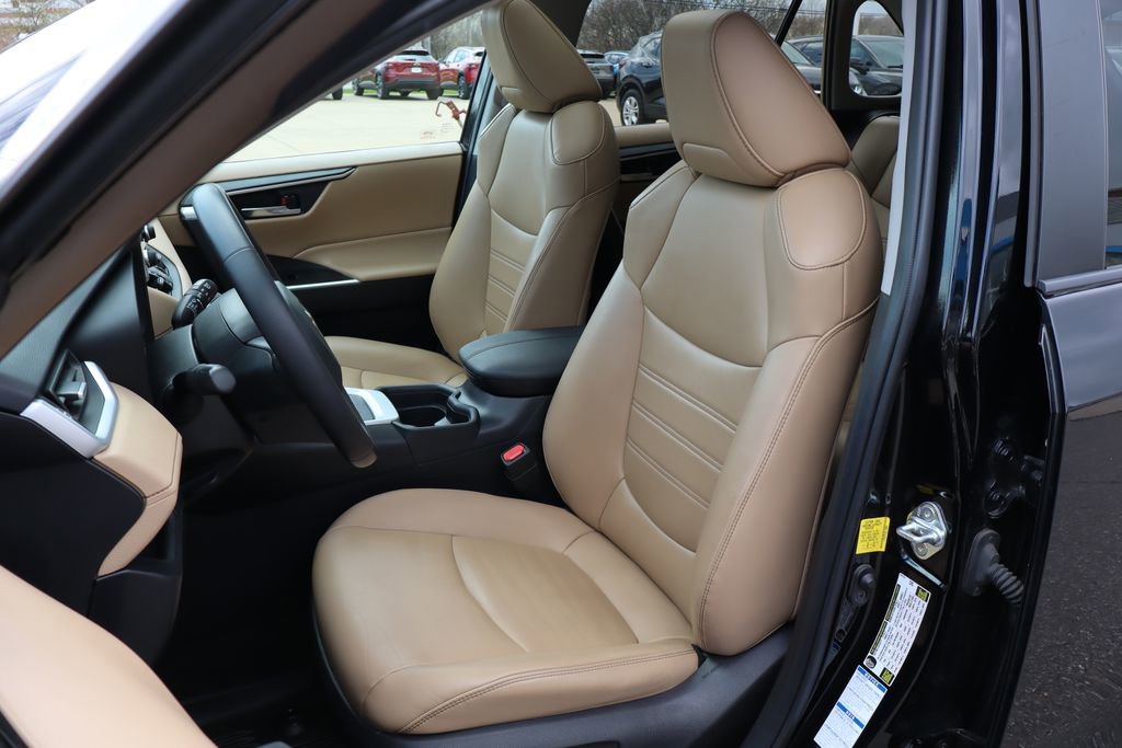 Used 2020 Toyota RAV4 XLE Premium image 12