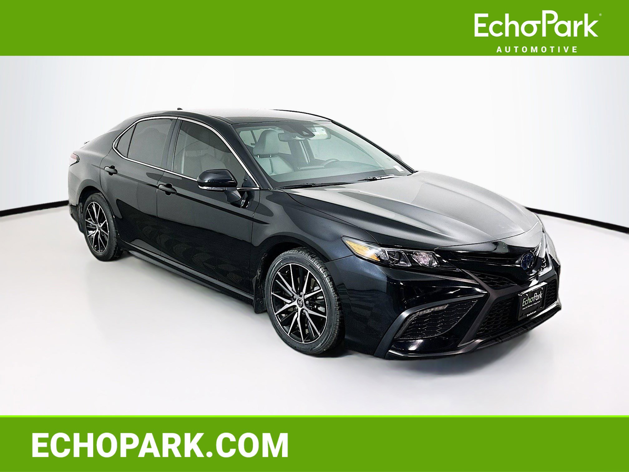 Used 2024 Toyota Camry SE image 1