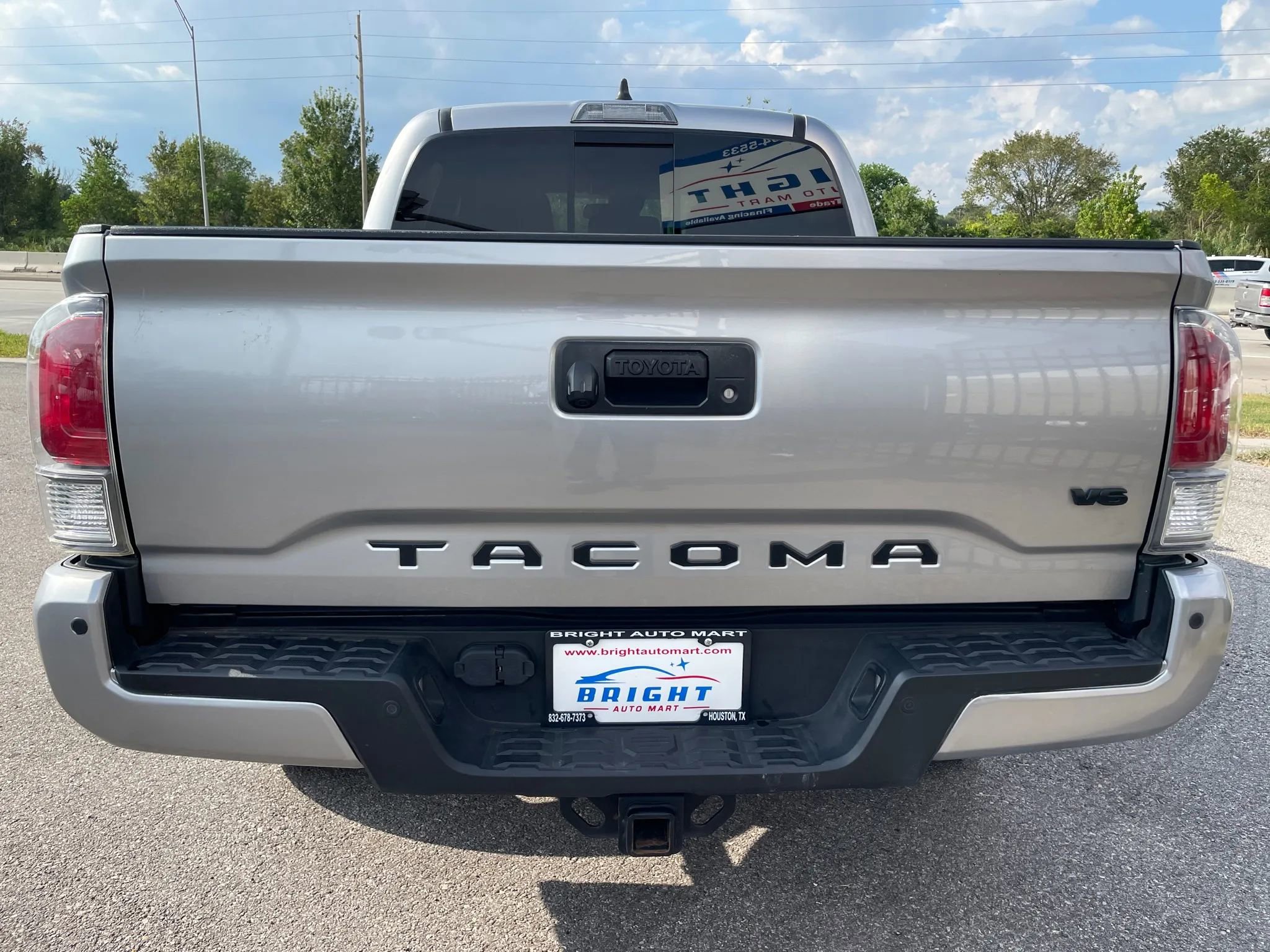 Used 2021 Toyota Tacoma TRD Sport w/ Technology Package image 2