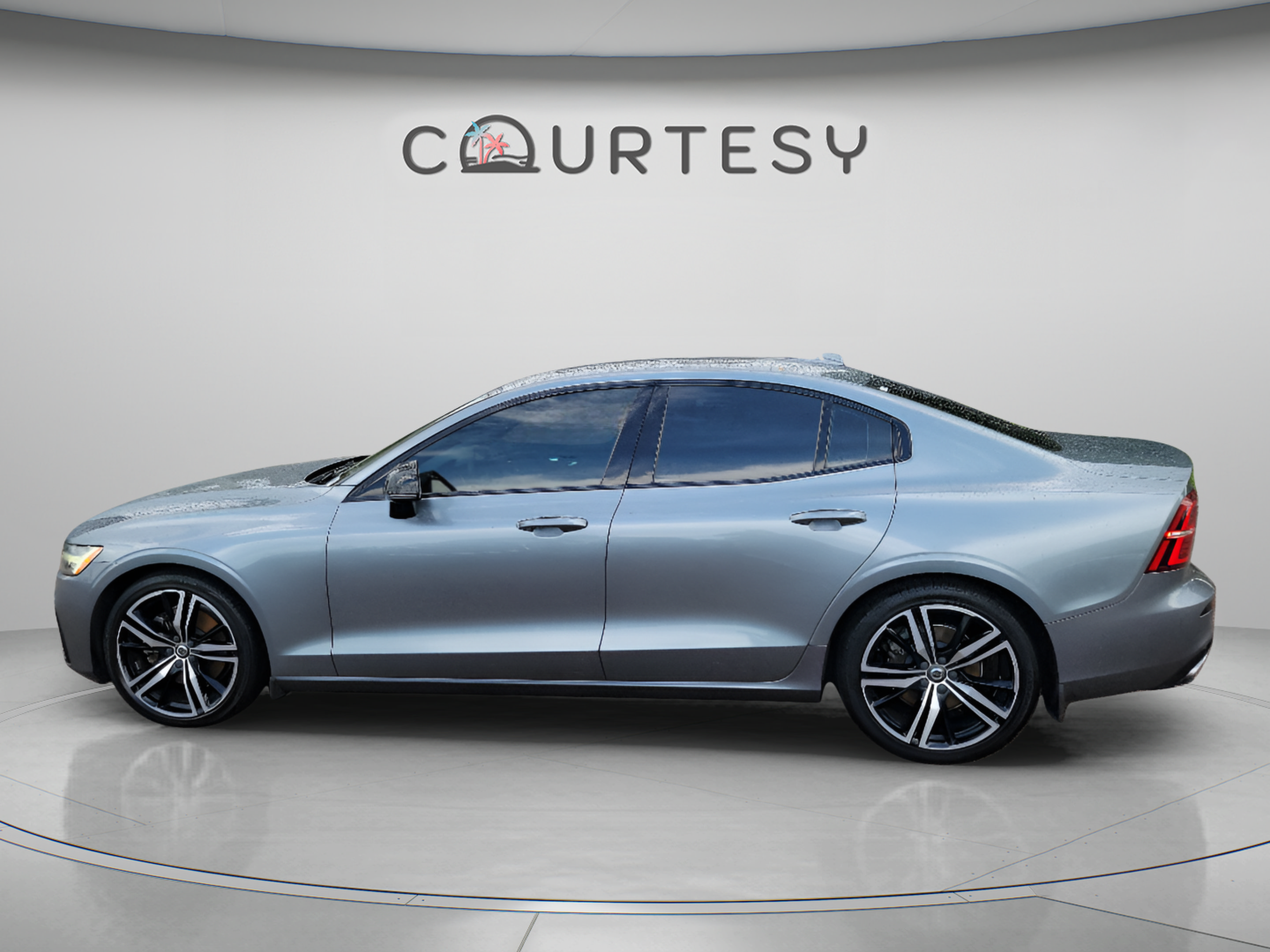 Used 2019 Volvo S60 T5 R-Design FWD image 2