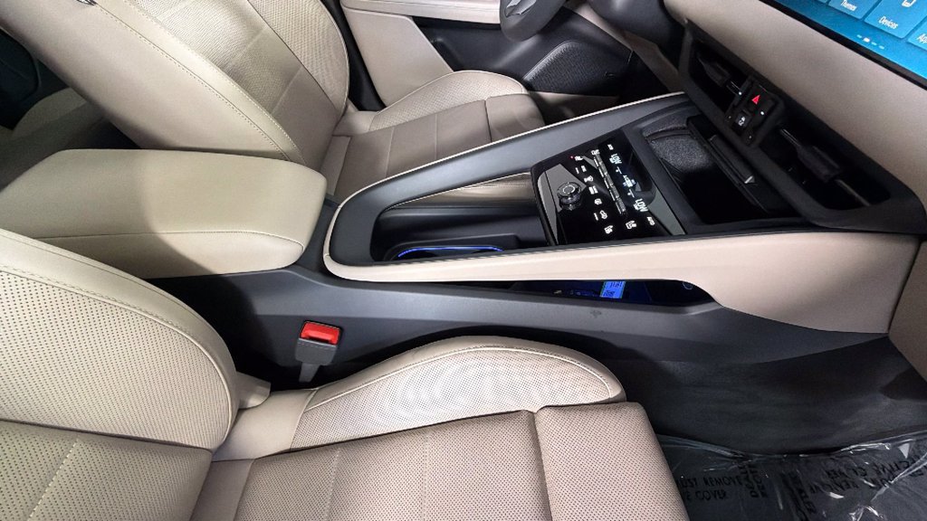 Used 2025 Porsche Macan Electric w/ Premium Package RWD image 36