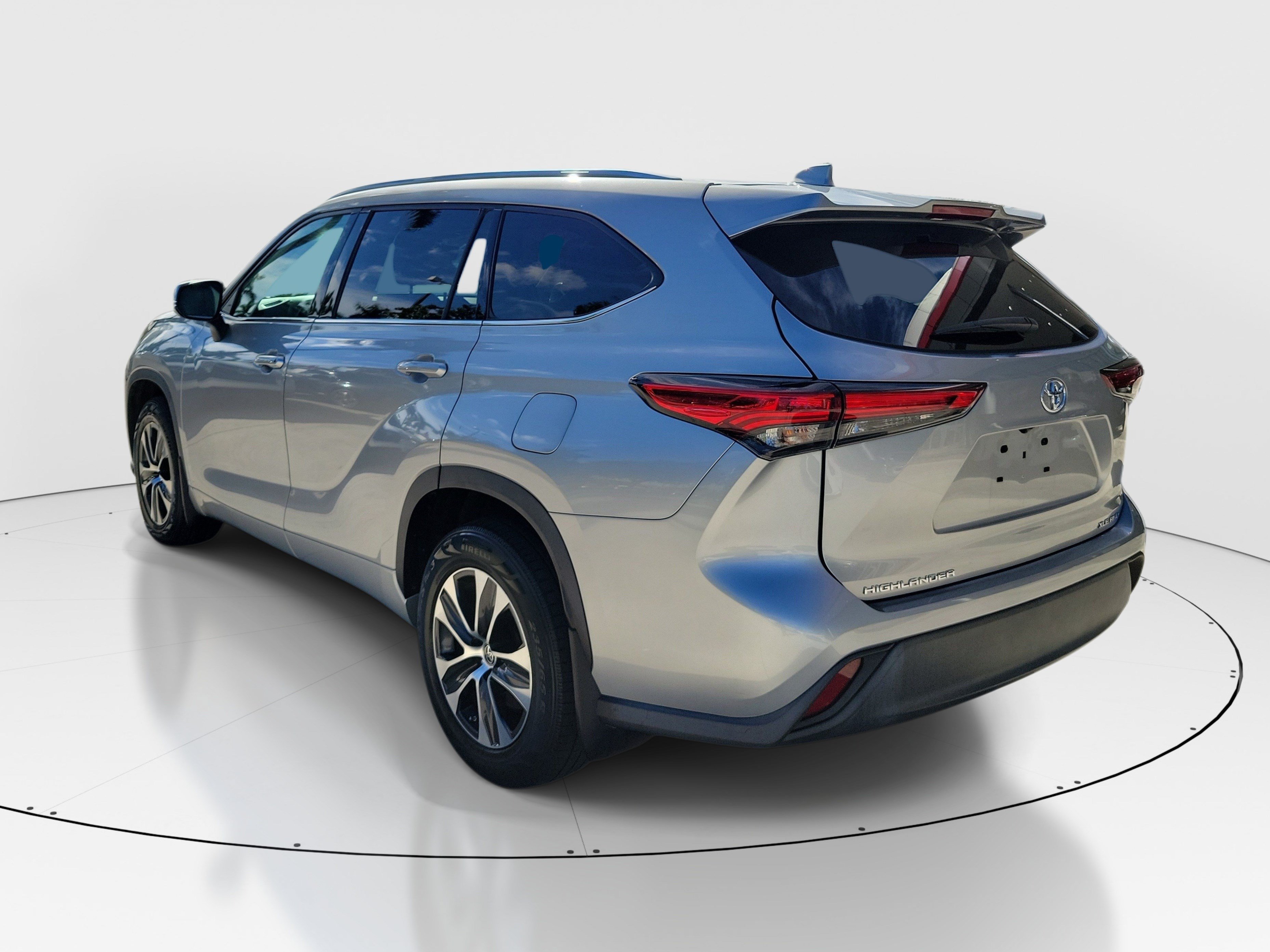 Used 2021 Toyota Highlander XLE AWD/4WD image 5