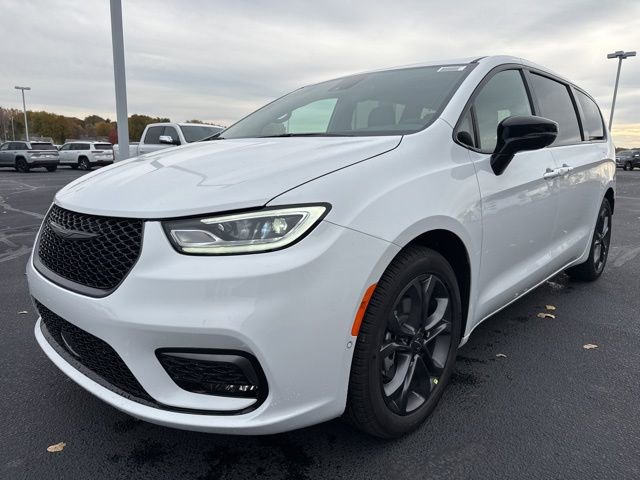 New 2026 Chrysler Pacifica Select image 4