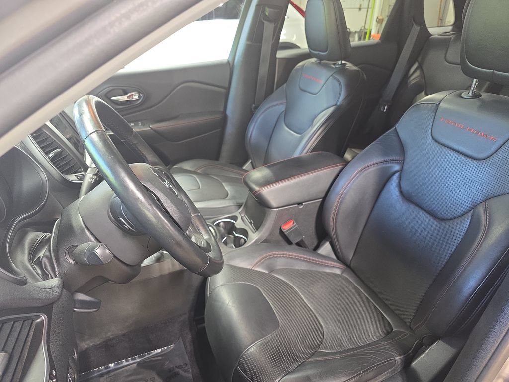 Used 2019 Jeep Cherokee Trailhawk AWD/4WD image 15