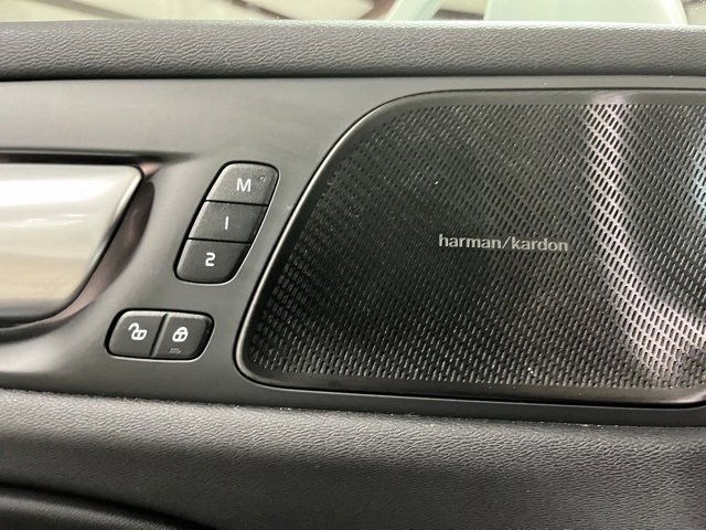 Used 2024 Volvo V60 B5 Cross Country Plus image 21