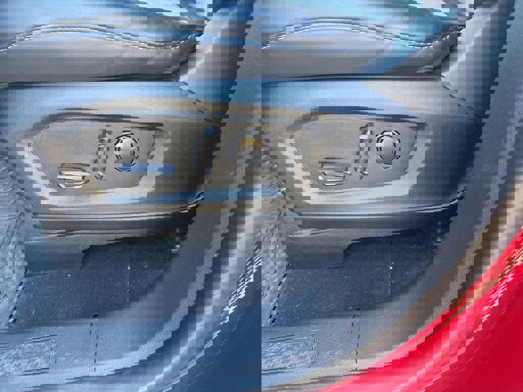 Used 2022 Ford Explorer XLT w/ Equipment Group 202A image 7