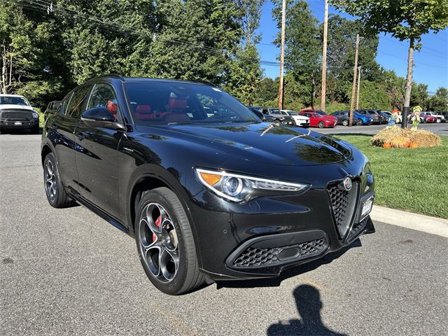 Used 2022 Alfa Romeo Stelvio Veloce image 2