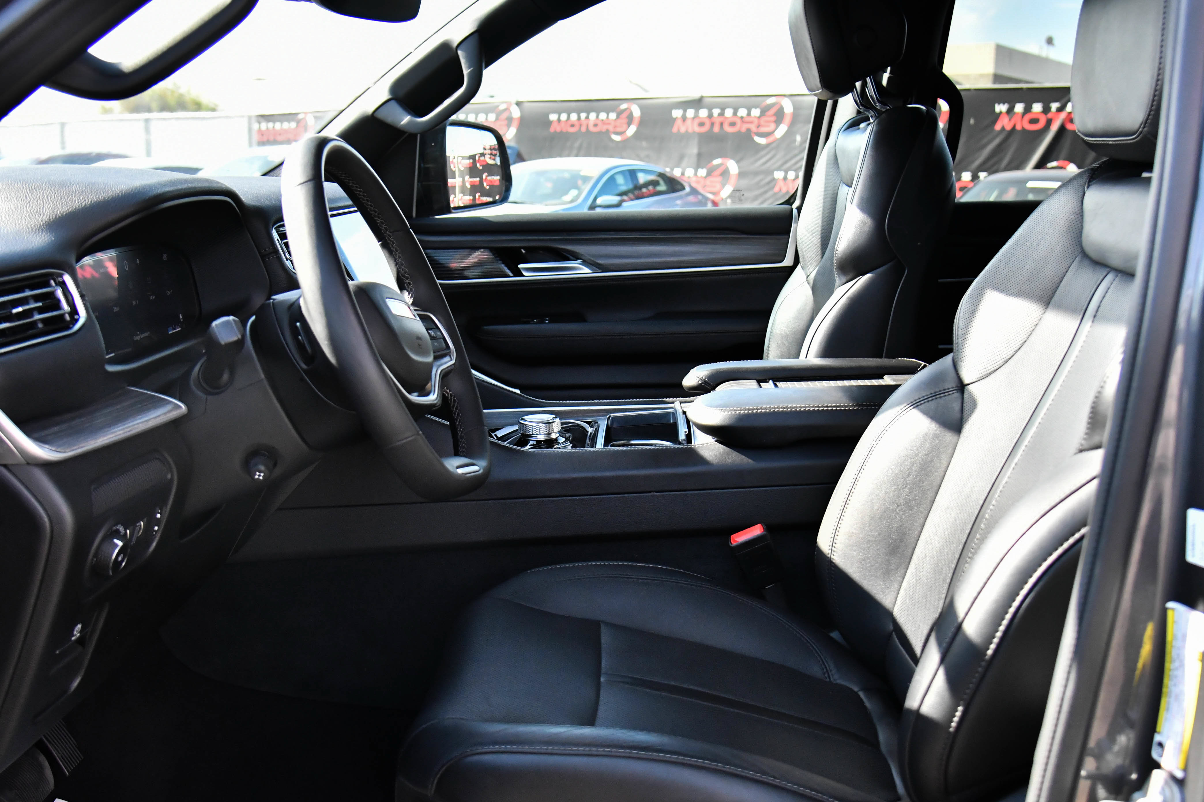 Used 2024 Jeep Wagoneer L Series II RWD image 18