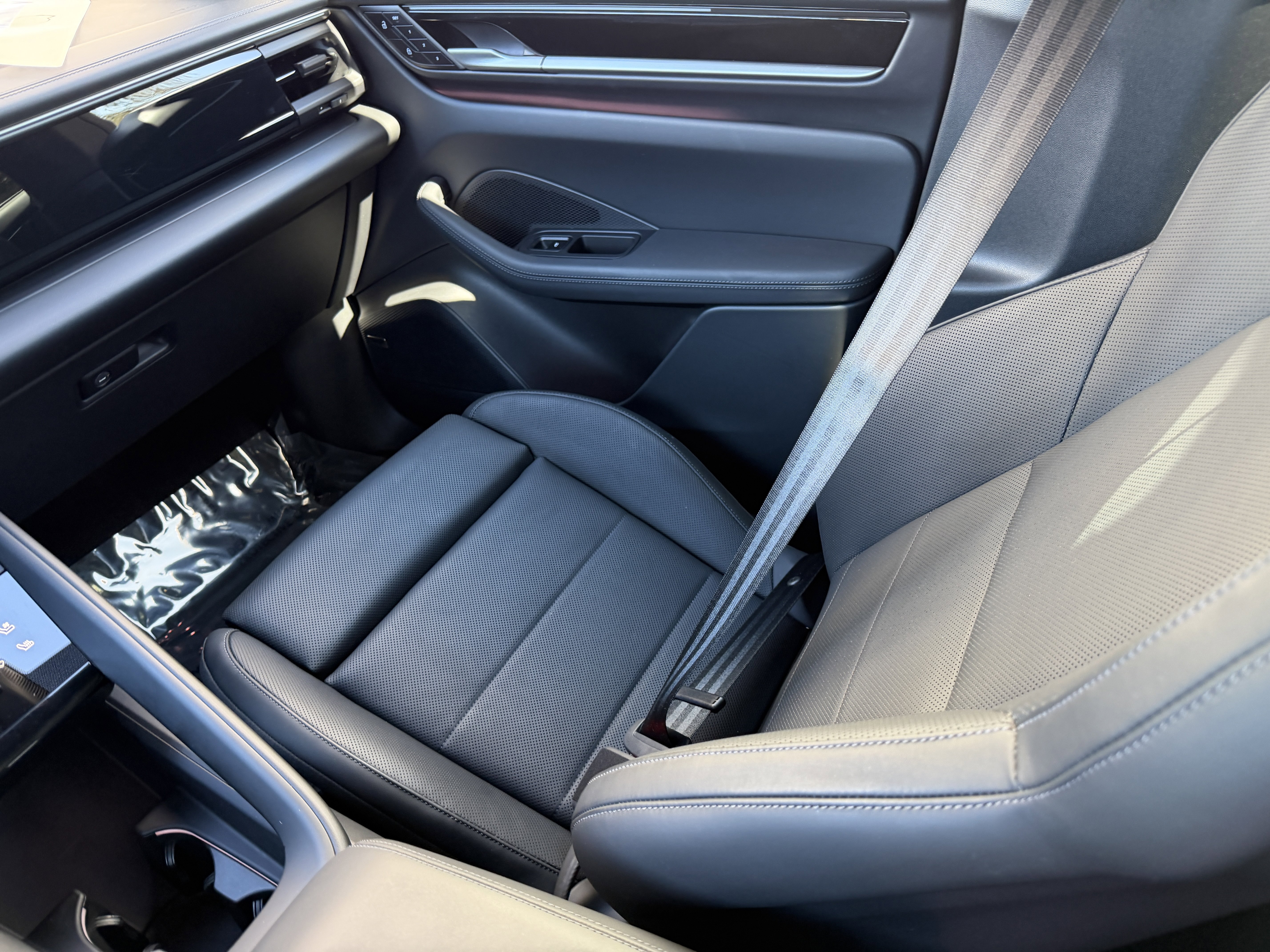 Certified 2025 Porsche Macan Electric image 21