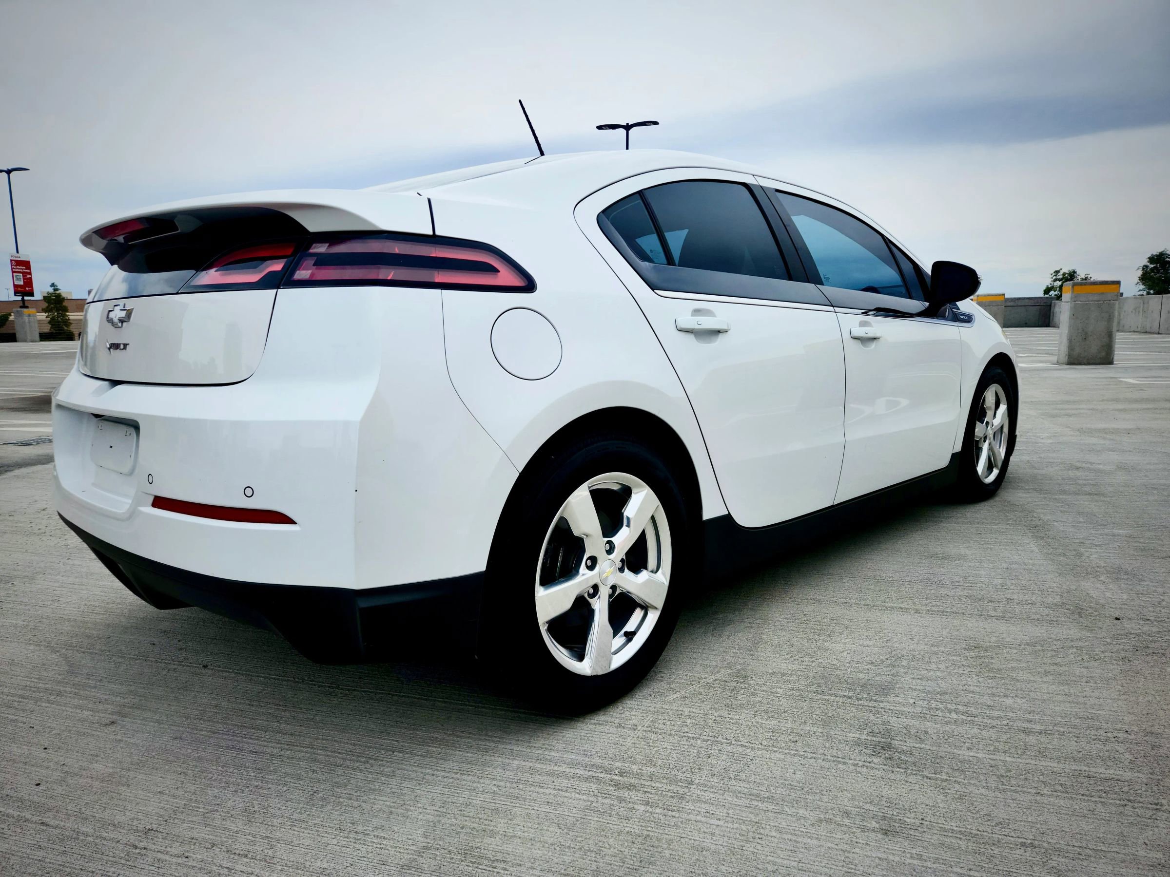 Used 2015 Chevrolet Volt Premium w/ Premium Trim Package FWD image 6