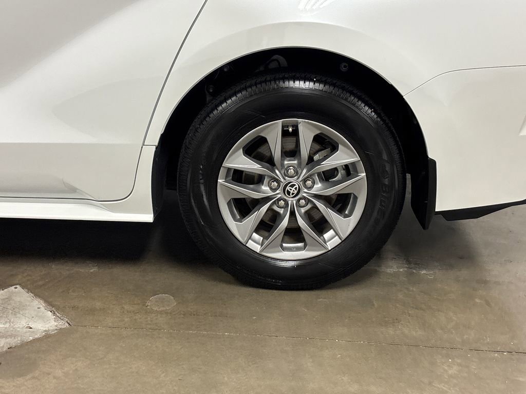 Used 2024 Toyota Sienna XLE FWD image 14