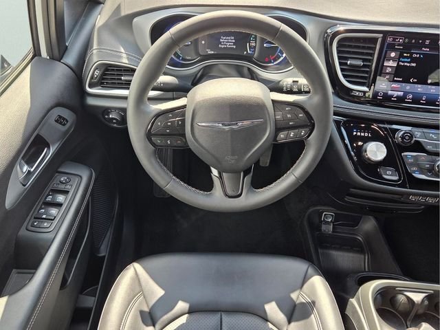 Used 2024 Chrysler Pacifica Limited FWD image 15