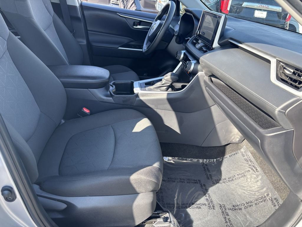 Used 2025 Toyota RAV4 XLE AWD/4WD image 27