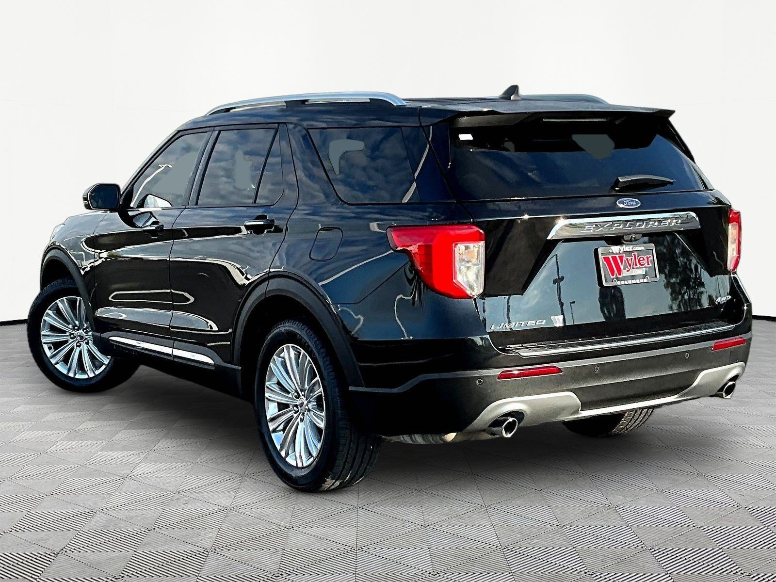 Used 2021 Ford Explorer Limited w/ Equipment Group 301A AWD/4WD image 4