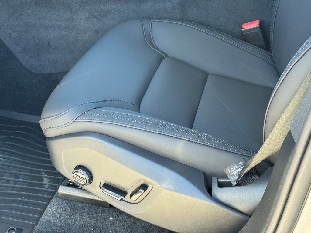 New 2026 Volvo XC90 T8 Plus w/ Protection Package Premier image 18