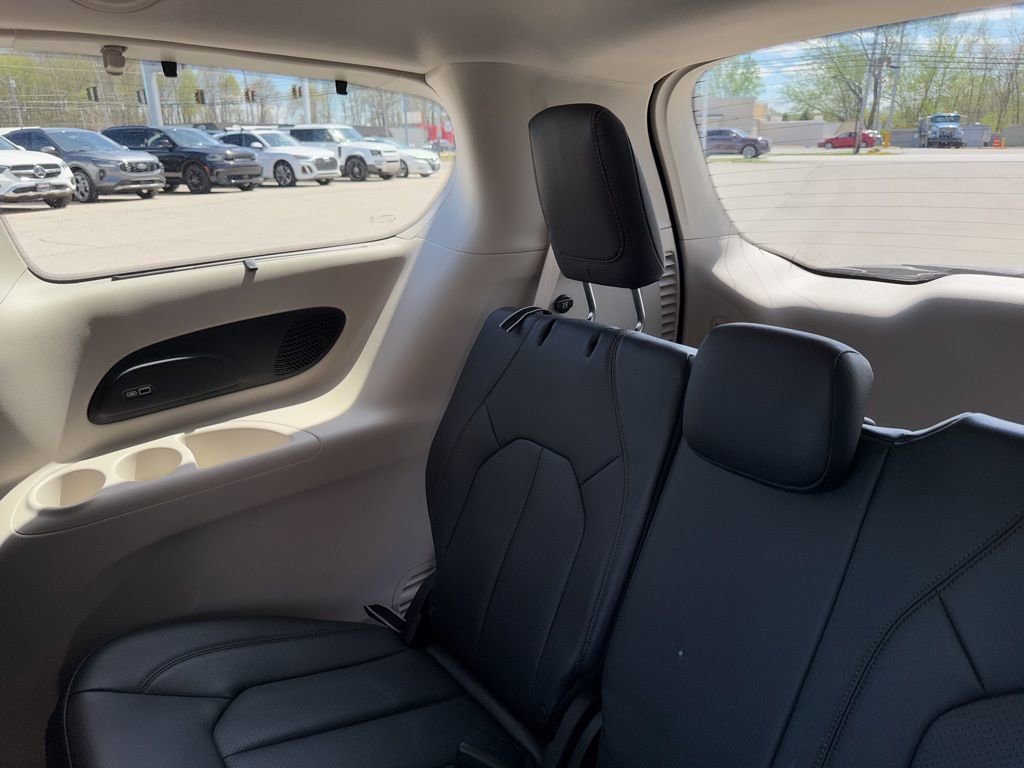 Used 2017 Chrysler Pacifica Touring-L Plus w/ Tire & Wheel Group image 41