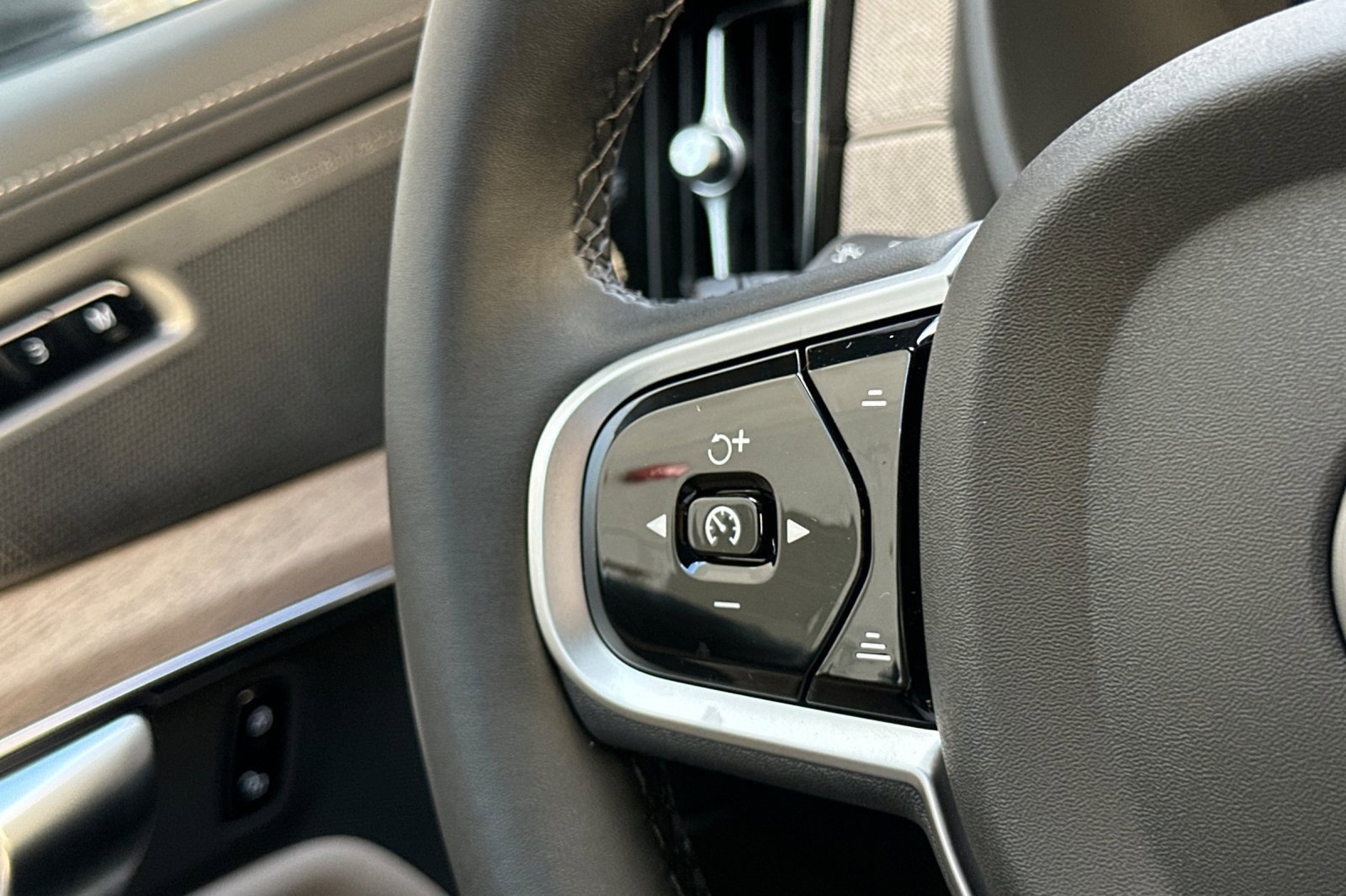 New 2026 Volvo XC90 B6 Plus w/ Protection Package Premier image 29