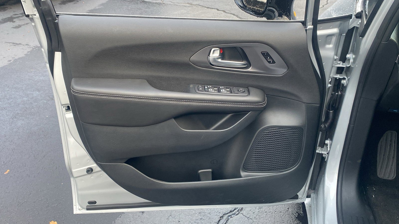 New 2026 Chrysler Pacifica Select AWD/4WD image 6