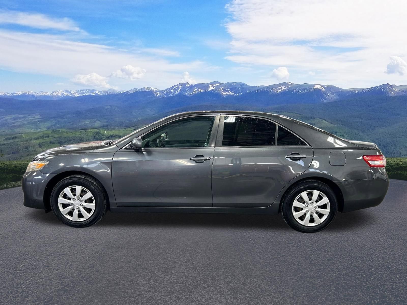 Used 2011 Toyota Camry LE image 2