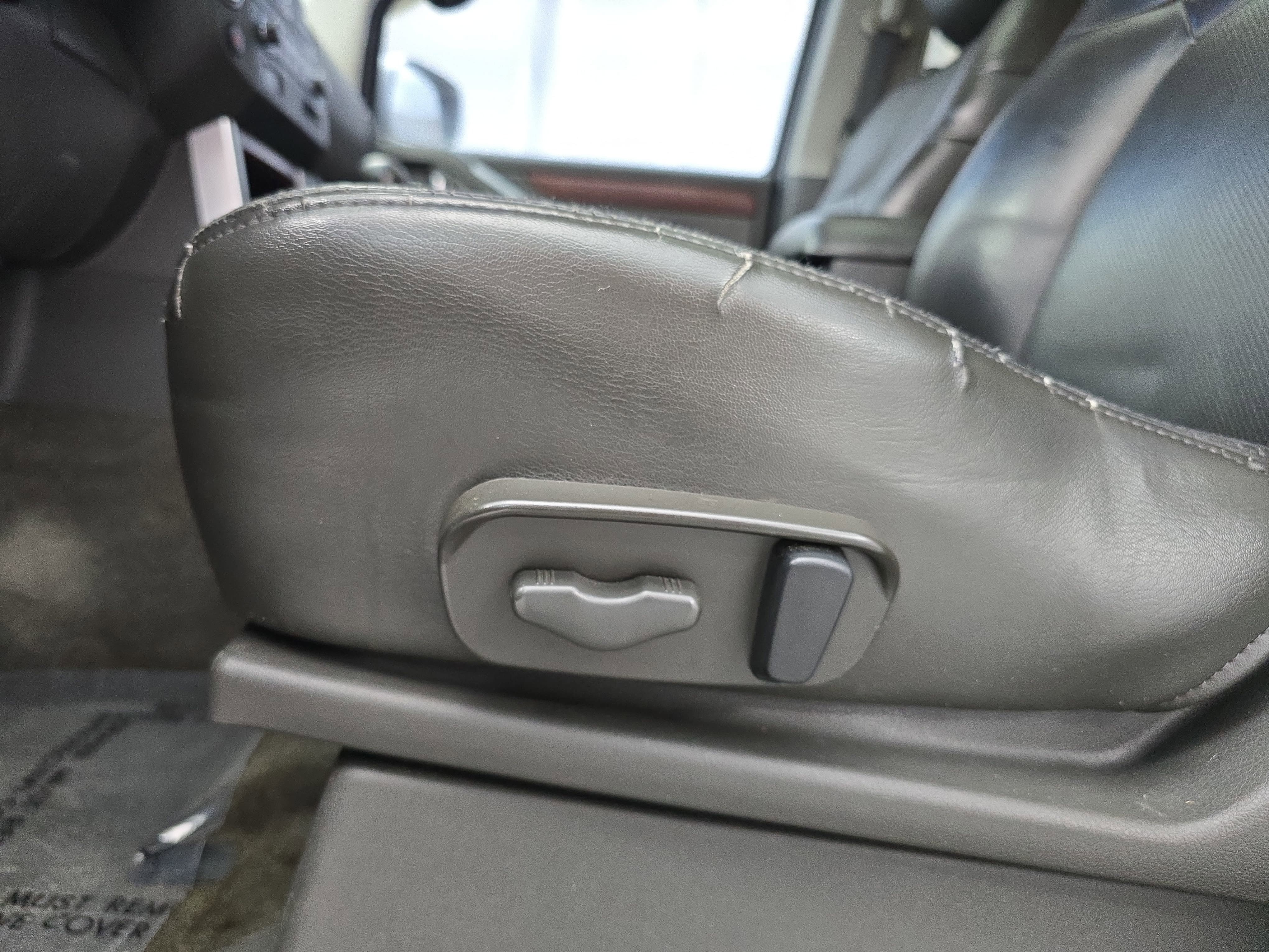 Used 2010 Nissan Pathfinder LE w/ Navigation Pkg AWD/4WD image 28