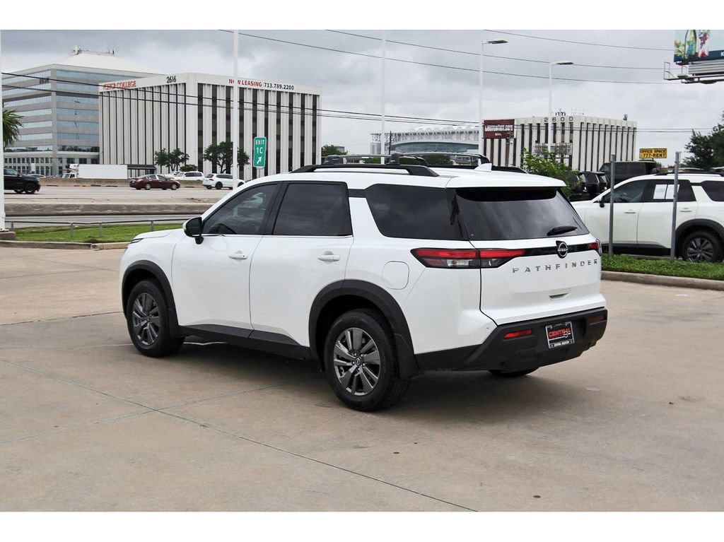 Used 2025 Nissan Pathfinder SV image 4