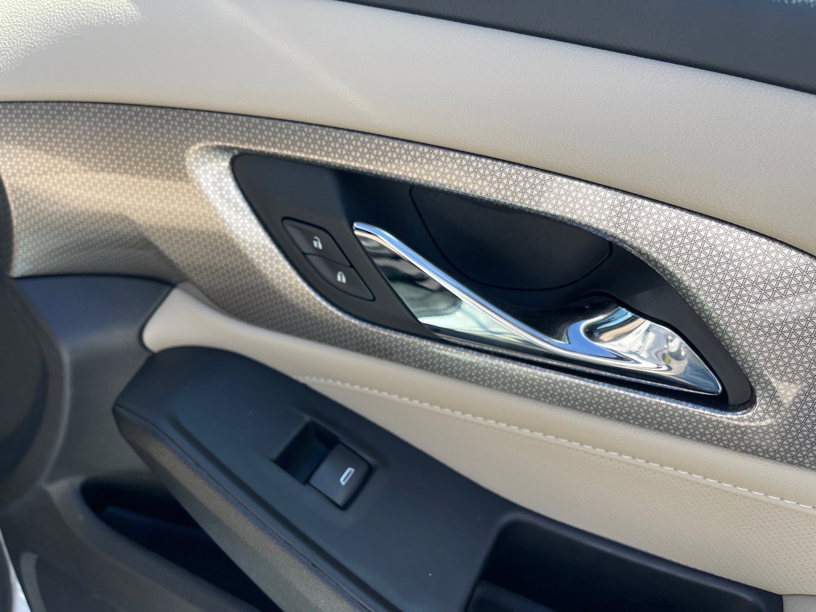 Used 2023 Chevrolet Traverse Premier FWD image 19