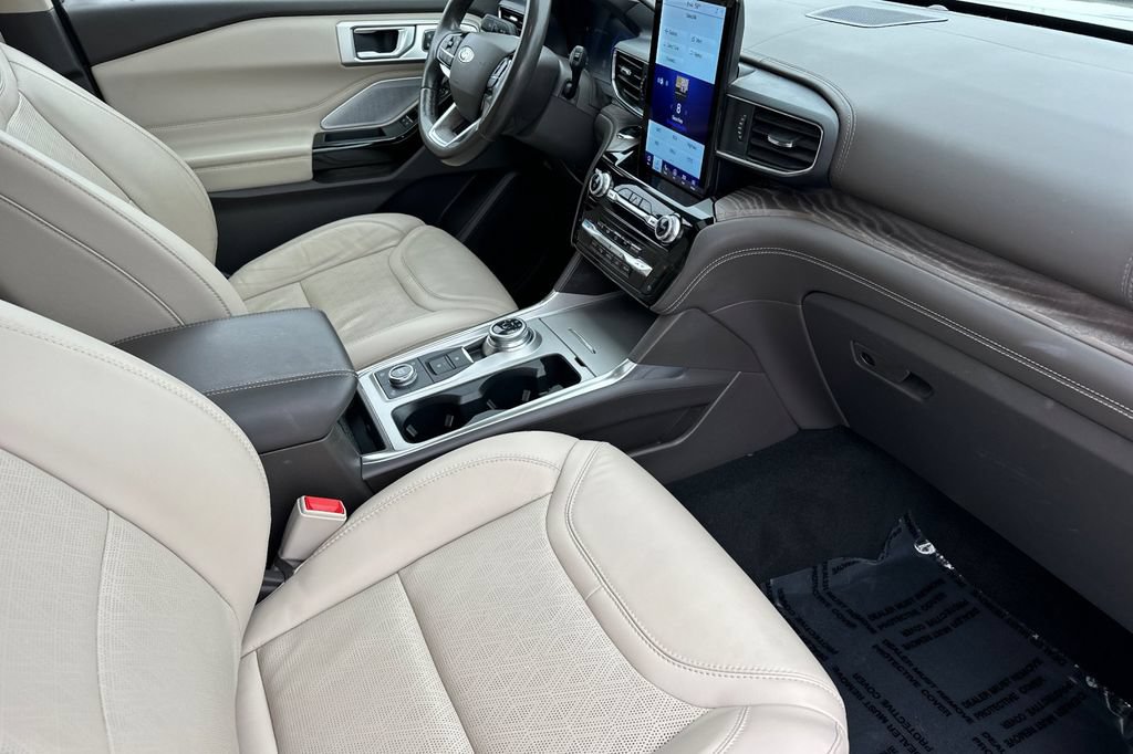 Certified 2023 Ford Explorer Platinum w/ Technology Package AWD/4WD image 17