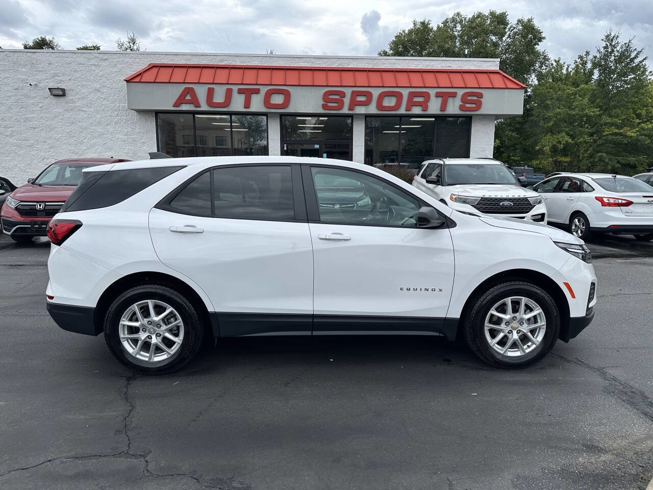 Used 2024 Chevrolet Equinox LS w/ LS Convenience Package image 4