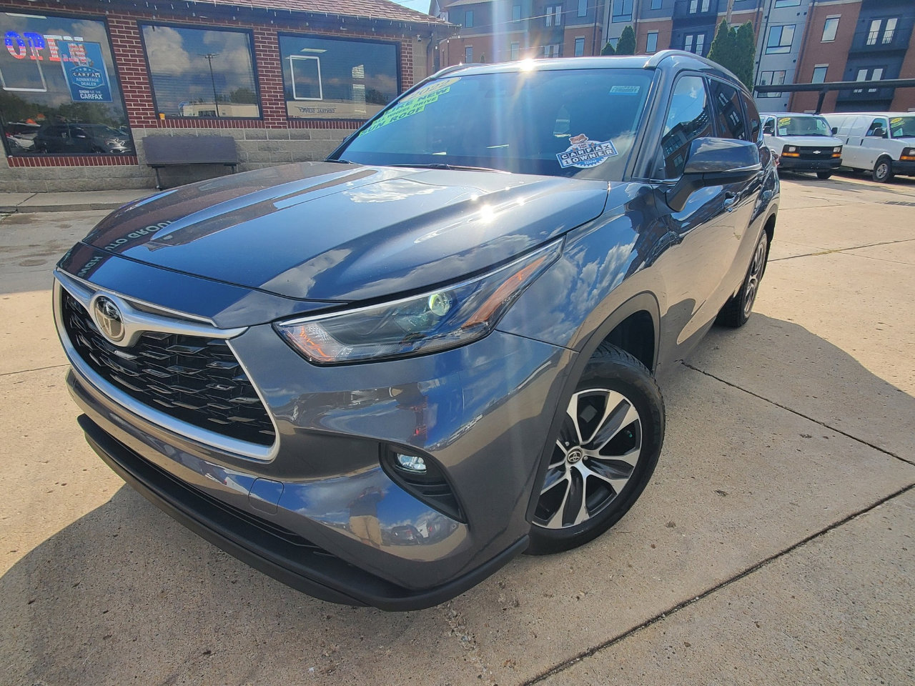 Used 2022 Toyota Highlander XLE image 3
