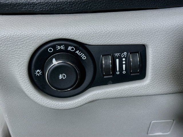 Used 2020 Chrysler Pacifica Limited w/ Tire & Wheel Group FWD image 10