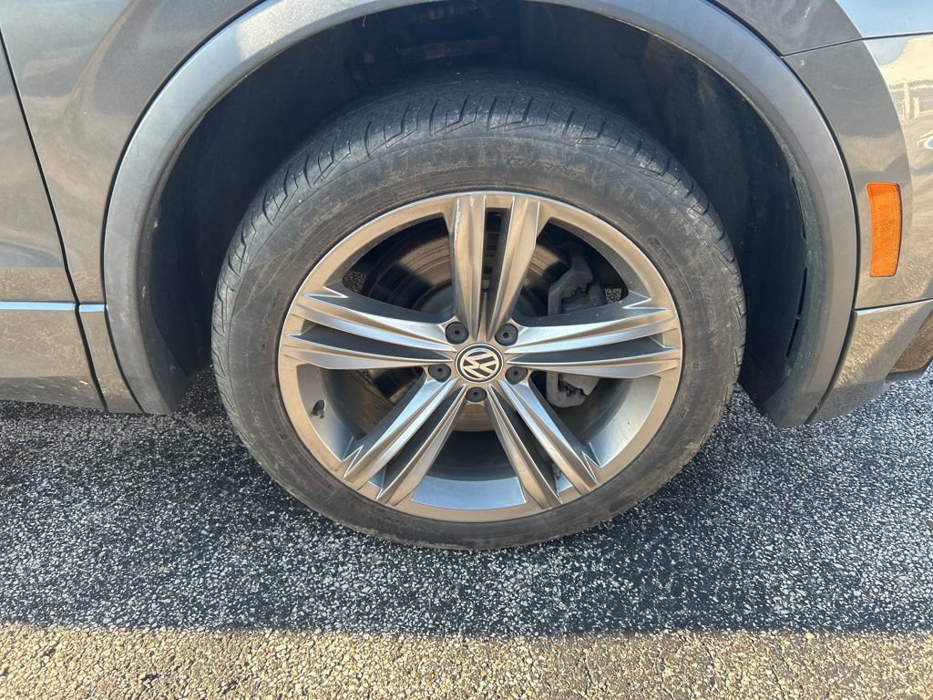 Used 2018 Volkswagen Tiguan SEL w/ R-Line Package image 8