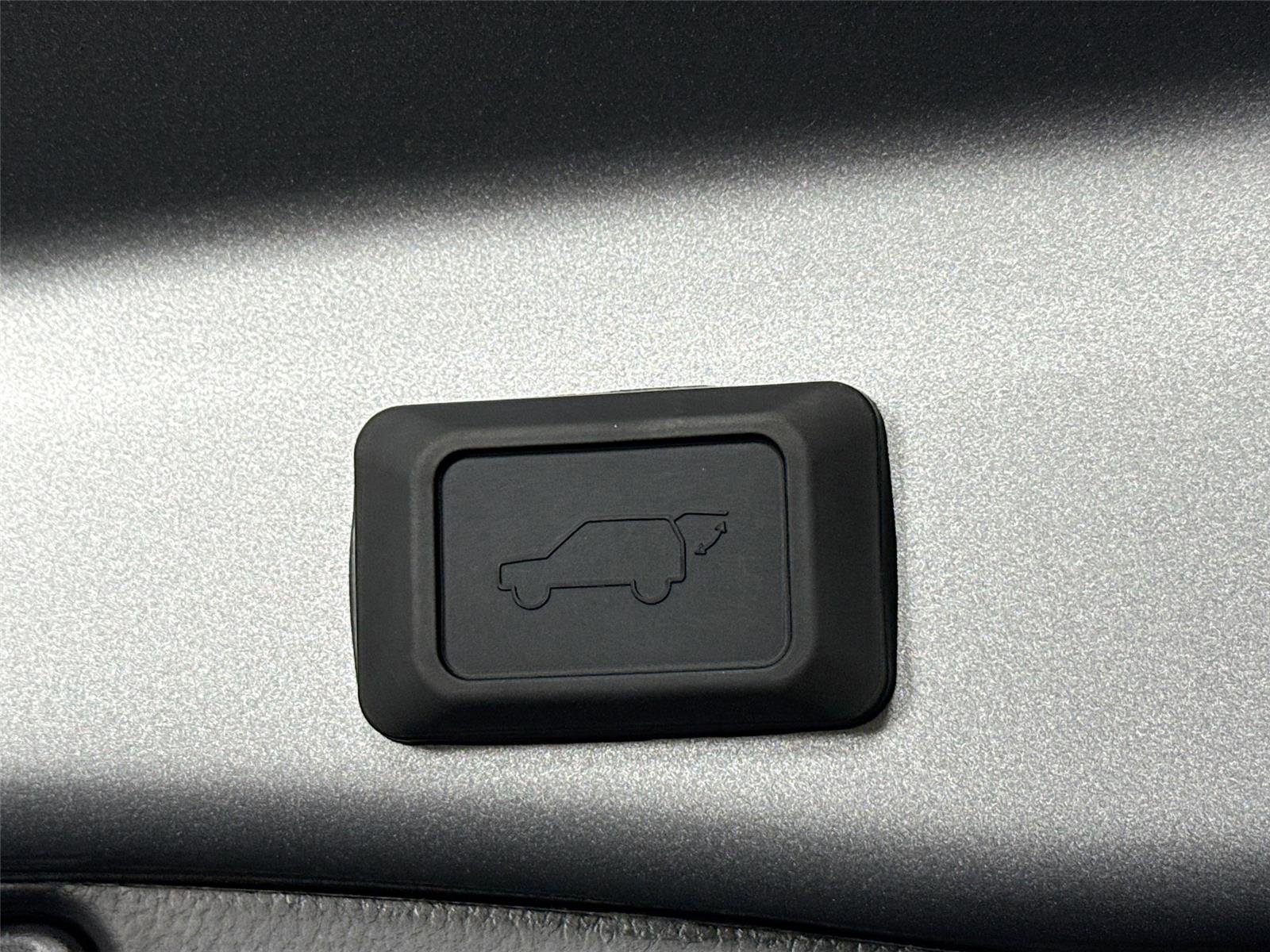 Used 2025 Toyota RAV4 XLE Premium image 44