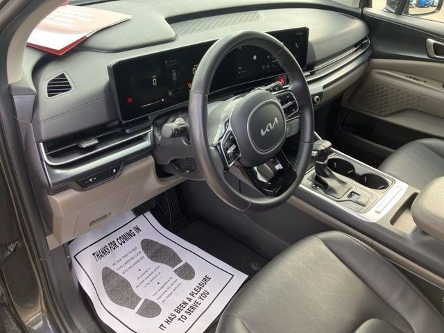 Used 2025 Kia Carnival FWD image 15