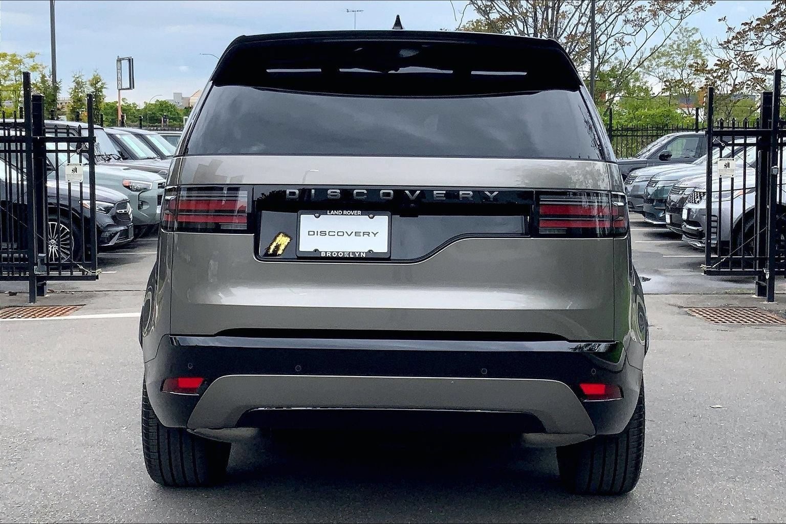 Certified 2025 Land Rover Discovery Dynamic SE AWD/4WD image 4